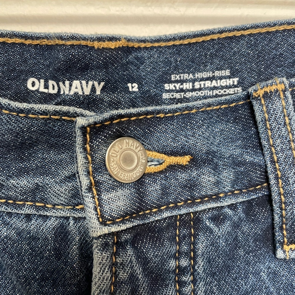 Old Navy Extra High Rise Sky Hi Straight Distressed Jeans - Picture 4 of 14